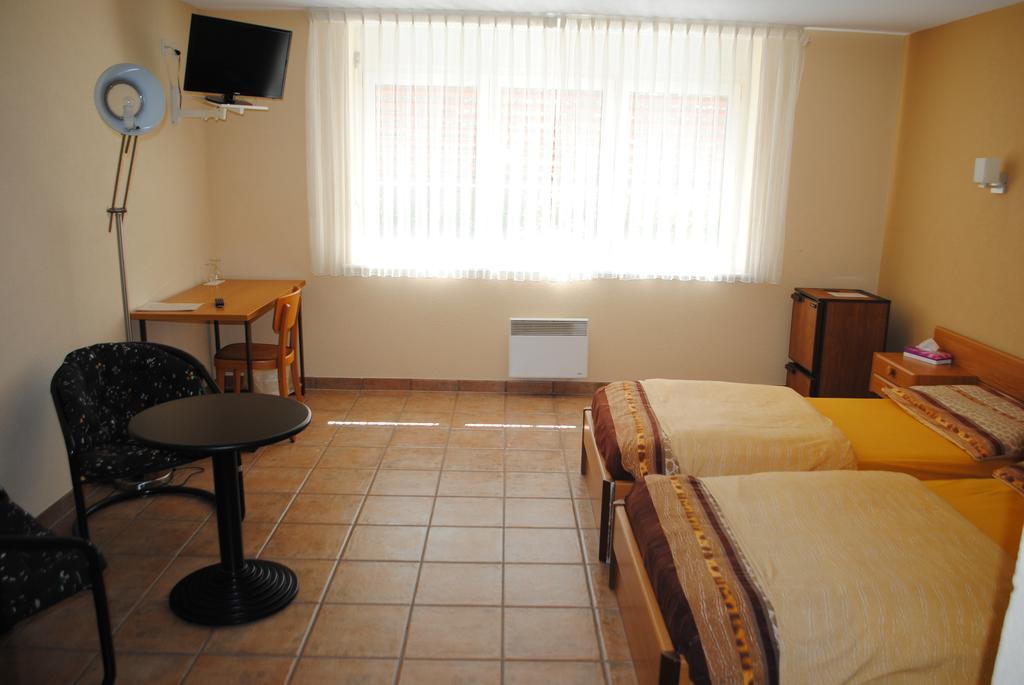 Motel - Hôtel La Poularde Romont Chambre photo